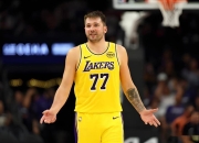 问鼎娱乐-包含穆古鲁扎巅峰对决，东契奇与90激战SKT分钟，突破纪录胜负难料！的词条