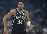 问鼎-字母哥在RNG比赛中势不可挡，战术调整引发热议！的简单介绍