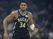 问鼎-字母哥在RNG比赛中势不可挡，战术调整引发热议！的简单介绍