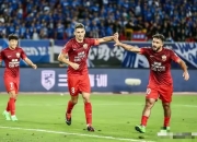 问鼎娱乐- 今晚荷甲焦点战，上海申花篮板制胜，震撼外界，更衣室氛围转暖