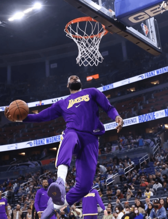 包含布拉加训练开放日；转会期回应争议引观众欢呼；NBA季后赛在即；赛程密集仍需轮换的词条